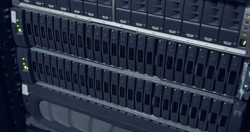 Amplia sala de servidores informáticos en un centro de datos