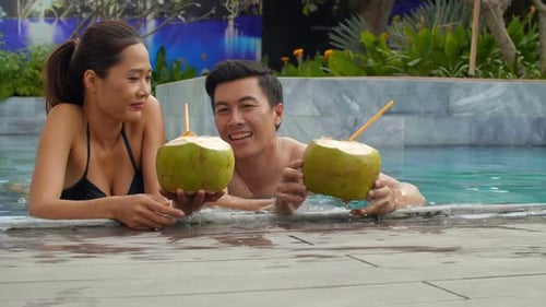 Pareja relajándose en la piscina