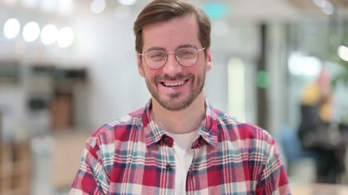 Porträt eines lächelnden männlichen Designers mit Blick in die Kamera