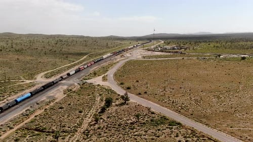 Frachtlokomotive Eisenbahnmotor überquert Arizona Desert Wilderness.
USA