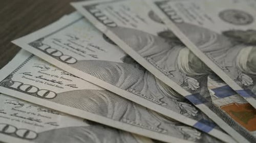 Rückgang der Dollar-Banknoten auf den Tisch 4K 2160p 30fps UltraHD-Filmmaterial - Geben Sie USD-Währung in 100 Deno