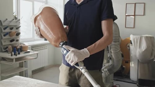 Handwerker demonstriert künstliches Bein