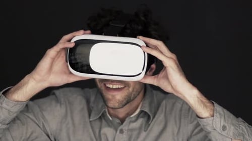 Mann benutzt Virtual-Reality-Simulator