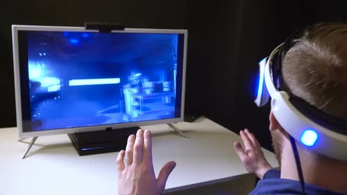Capacete De Realidade Virtual Homem Olhar Closeup Sala De Jogos De Computador Enquanto Ajuda Com A Mão