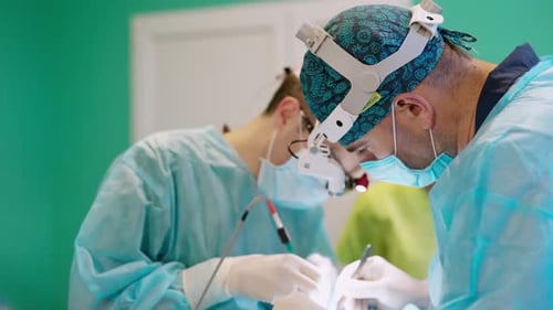 Médicos profissionais durante a cirurgia.
