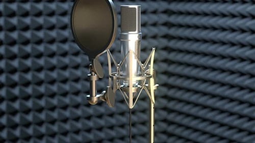 Professionelles Mikrofon auf einem Mikrofonständer im Tonstudio