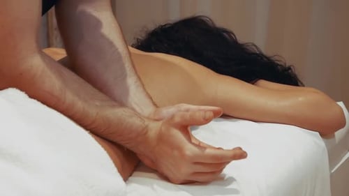 Frau mit Massage
