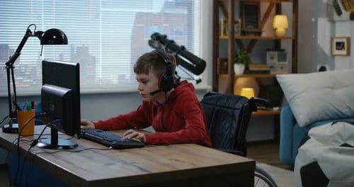 Desativar menino jogando Vídeo