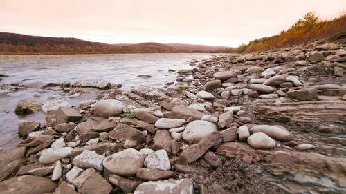 Wild Mountain River Nahaufnahme Reichlich klarer Bach