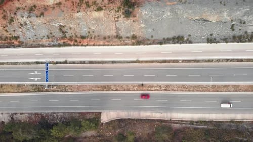 Autobahn mit mehreren Asphaltstraßen mit weißen Markierungen und Autos.