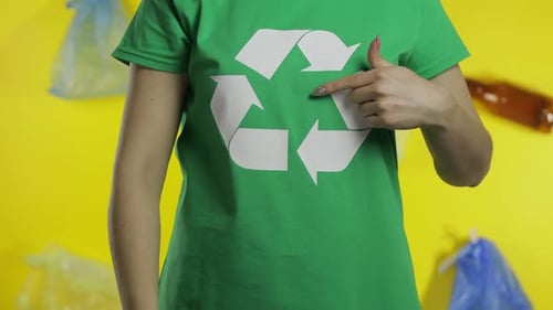 Mujer irreconocible con globo terráqueo en paquete de plástico. Salva la ecología. Contaminación natural plástica