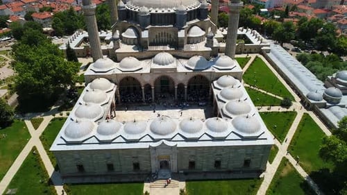 Innenhof der historischen Moschee und der Menschen