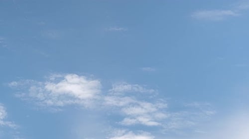 Lapso de tempo no céu de 4K, fundo bonito, lapso de tempo do céu de arranha-céus.