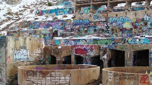 Construit sur le flanc d'une montagne en 1920 à l'extrémité sud de Genola, dans l'Utah, le Old Tintic Mill p