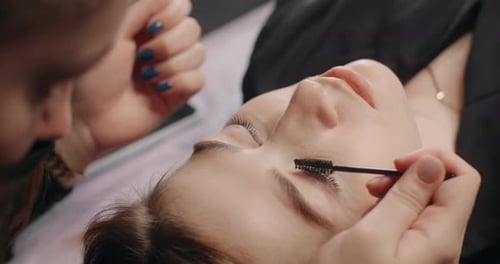 Lashmaker realiza o procedimento de laminação de cílios para o cliente nos serviços de cosméticos de salão de beleza