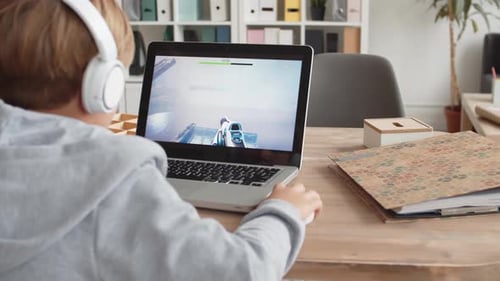 Teenager spielt Computerspiel