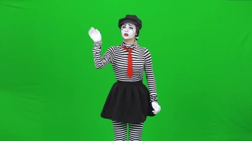 Mime Girl wählt etwas auf dem großen Touchscreen