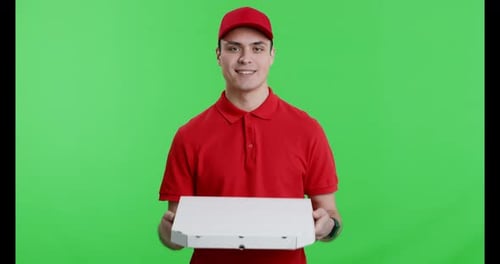 Freundlicher Zusteller in roter Uniform mit Pappschachtel