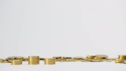 Steigende Säulen aus goldfarbenen Münzen