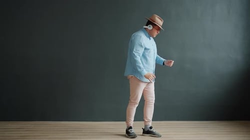 Robot dansant adulte mâle portant un chapeau et des lunettes sur fond gris foncé