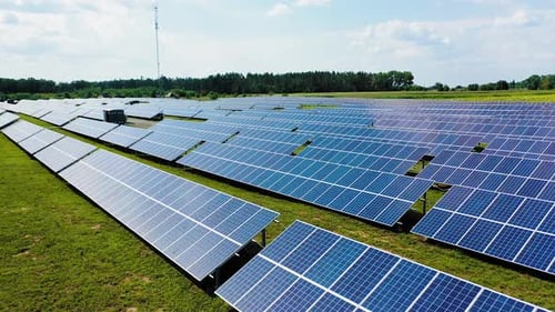 Reihen von Sonnenkollektoren auf dem Feld.