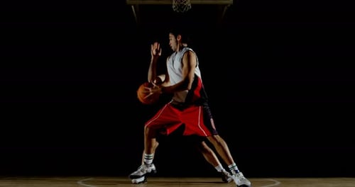 Teilnehmer spielen Basketball auf dem Platz 4k