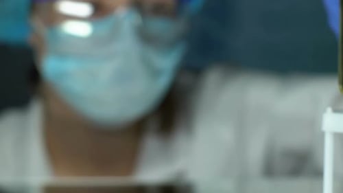 Travailleur de laboratoire vérifiant le tube à essai liquide jaune, huiles essentielles en parfumerie