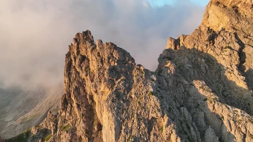 Sonnenaufgang in den Dolomiten mit Nebel und Nebel