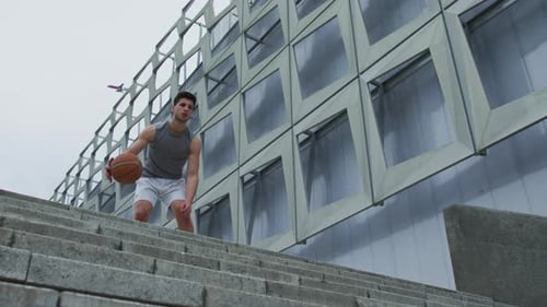 Homme dribblant un ballon de basket