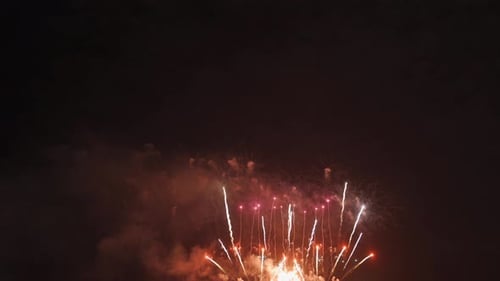 Internationales Feuerwerksfestival in der Nacht. Vielzahl bunter Feuerwerke in den Ferien