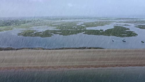 Imágenes aéreas volando bajo la lluvia en un día lluvioso húmedo y frío en Bournemouth