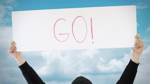 Texto GO en un cartel contra el cielo azul