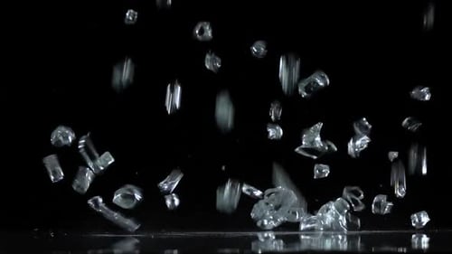 Kristalle fallen auf einen schwarzen Hintergrund. Zeitlupe