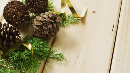 Video von Weihnachtsdekorationen mit Tannenzapfen und Kopierraum auf Holzuntergrund