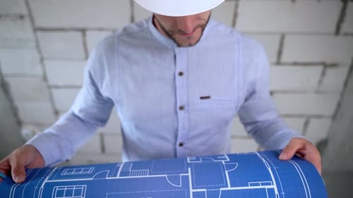 Engenheiro de construção examina um plano de construção