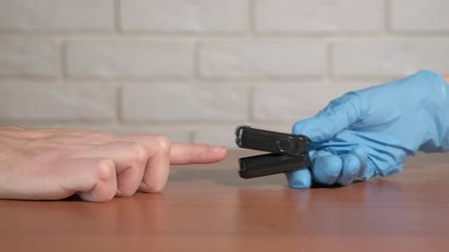 El médico previene la pandemia con un oxímetro de pulso
