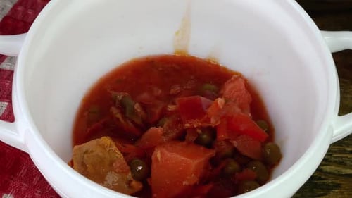 Sopa de vegetais ucraniana ou borscht estão derramando com concha em uma tigela branca