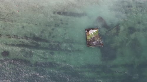 Frachtschiff steht am Sandschwarm, nachdem es auf Grund gelaufen ist