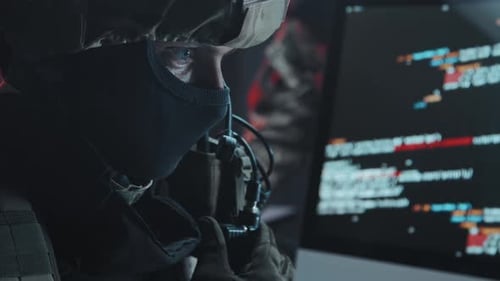 Oficial da SWAT verificando o computador de hackers