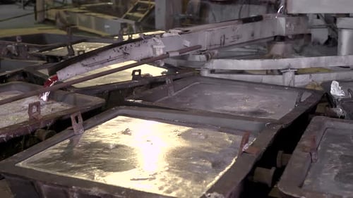 Nahaufnahme wird das heiße Metall aus den speziellen Bädern der Öfen gegossen. Aluminium, das Material das ist