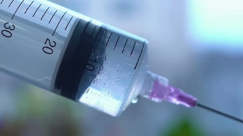 Nahaufnahme der Spritze während der Injektion, Drogenabhängigkeitsproblem, Aids-Epidemie