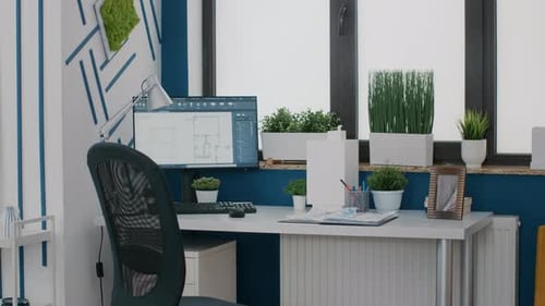 Nahaufnahme eines Computers mit Plänen für digitale Blaupausen auf dem Schreibtisch im Architekturbüro