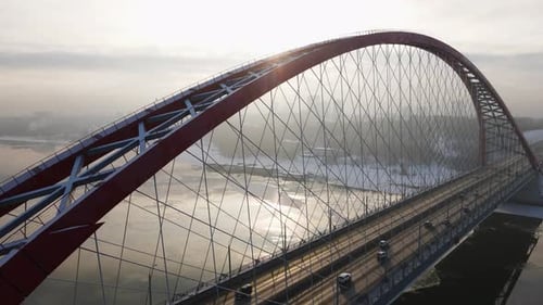 Das Sonnenlicht wird über die Basen der Brücke geschüttet