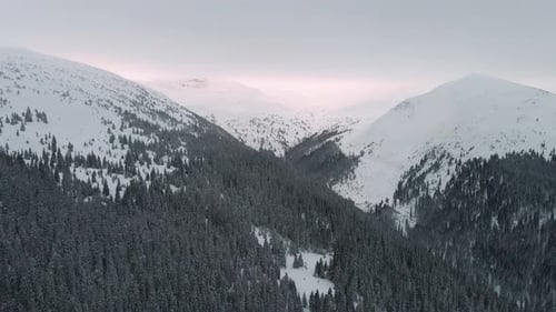 Luftaufnahme des Wintertals in der Abenddämmerung