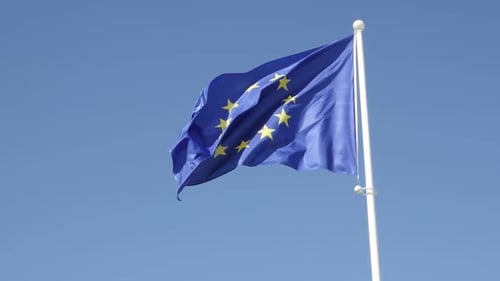 Erkennbares Symbol der EU-Föderation auf Fahnenmast, der auf Wind schwimmt Zeitlupe 1920X1080 HD-Aufnahmen - Flagge