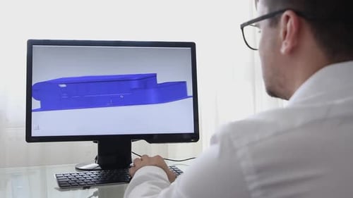Ingenieur, Konstrukteur, Designer, Architekt mit Brille, arbeitet an einem PC