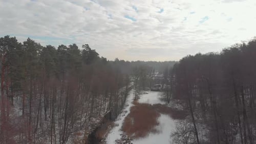 Winter Fluss, Wald, Wolken