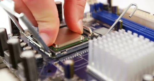 Techniker repariert Chip auf der Hauptplatine