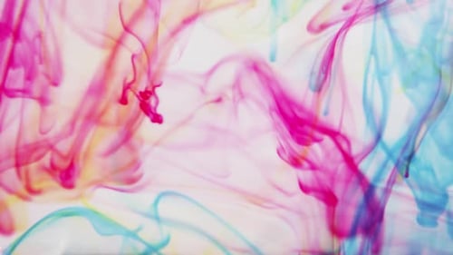 Rote, blaue und gelbe Tinte vermischen sich unter Wasser