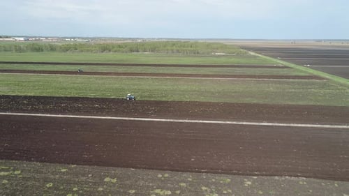 Tracteur laboure les terres agricoles